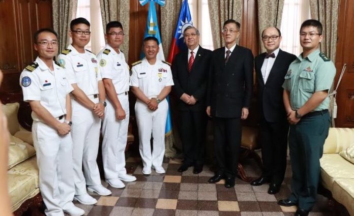 Presidente en Funciones recibe a delegación de Escuadrón Naval de la Amistad de China