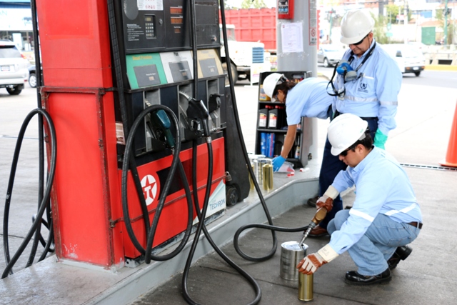 Presidente Morales instruye evitar especulación con precios de combustibles en Guatemala