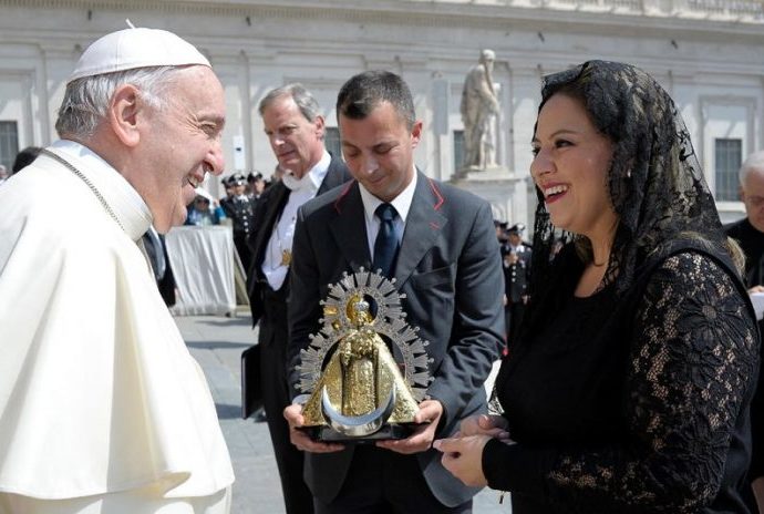 Canciller guatemalteca Sandra Jovel entrega replica de la Virgen del Rosario al Papa Francisco