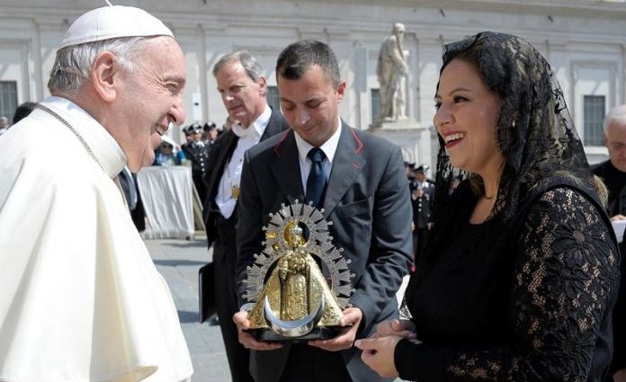 Canciller guatemalteca Sandra Jovel entrega replica de la Virgen del Rosario al Papa Francisco