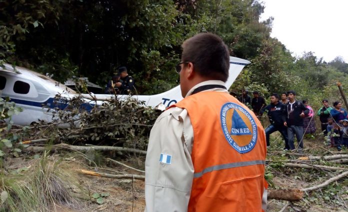 Rescatan a tripulantes de aeronave que se desplomó en Totonicapán
