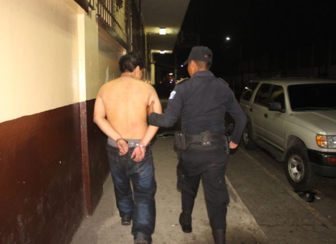 Capturan a hombre tras disparar a policías con arma hechiza