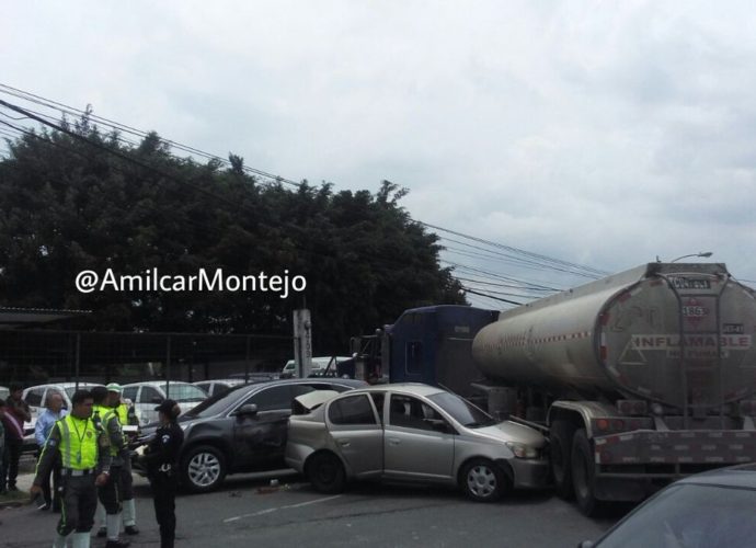 VIDEO: Tráiler embiste a vehículos en finca El Zapote, zona 2 ciudad capital