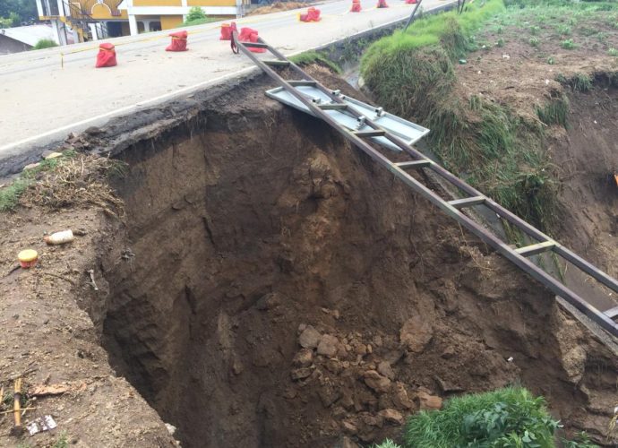 COVIAL atiende emergencia en Km 250, Ruta Quetzaltenango