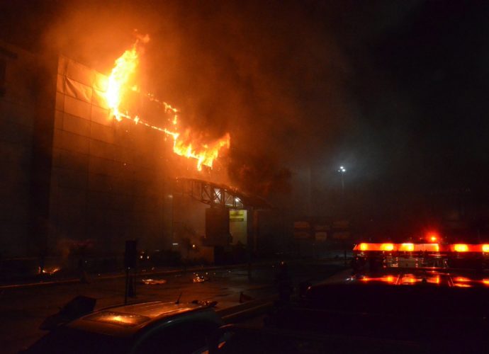 Incendio en centro comercial Galerías Primma, bomberos laboraron durante la madrugada para sofocar las llamas