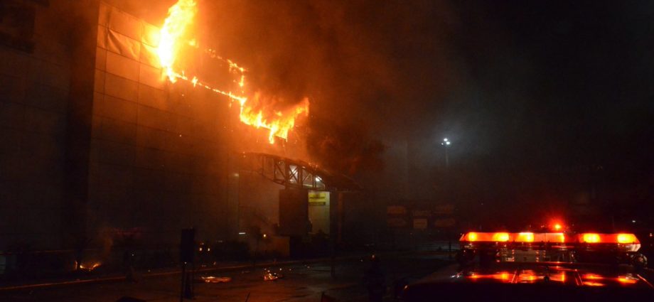 Incendio en centro comercial Galerías Primma, bomberos laboraron durante la madrugada para sofocar las llamas