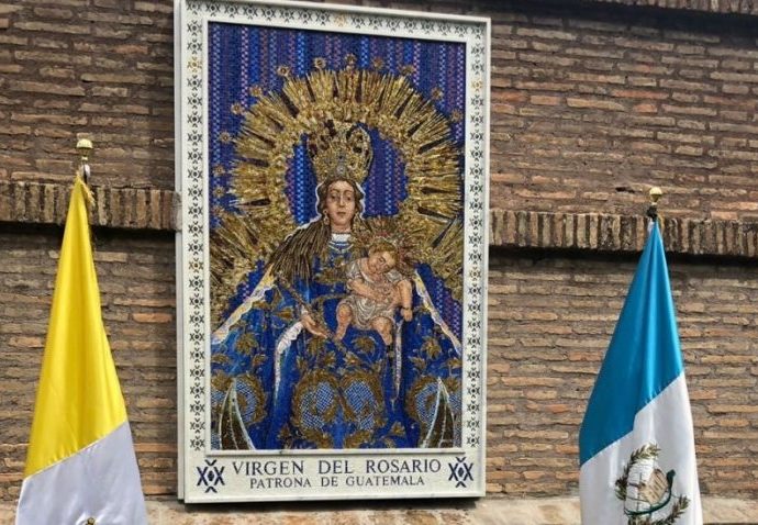 Sacerdote guatemalteco adorna jardines del Vaticano con mosaico de la Virgen del Rosario