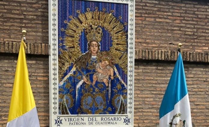 Sacerdote guatemalteco adorna jardines del Vaticano con mosaico de la Virgen del Rosario
