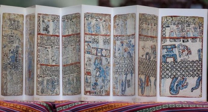 Guatemala conmemora Día del Popol Wuj, el libro sagrado de los mayas