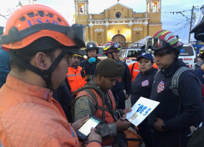 Presidente Jimmy Morales visitan el Centro de Operaciones de Emergencias en Escuintla