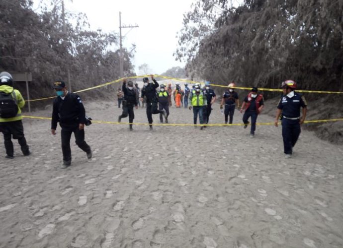 Brigadas de socorro se encuentran en la búsqueda y rescate de sobrevivientes en el Volcán de Fuego