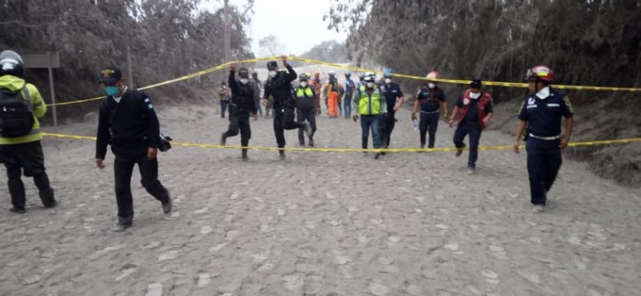 Brigadas de socorro se encuentran en la búsqueda y rescate de sobrevivientes en el Volcán de Fuego
