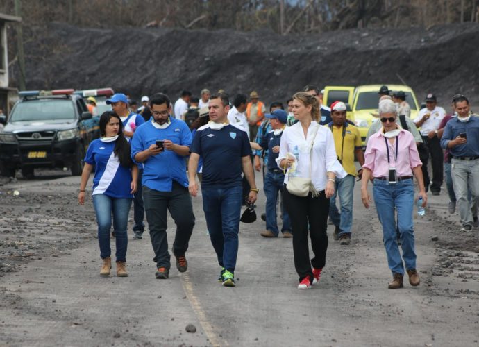 REPRESENTANTES DE FIFA VISITAN ZONA 0, ANUNCIAN QUE BRINDARÁN AYUDA A DAMNIFICADOS DEL VOLCÁN DE FUEGO