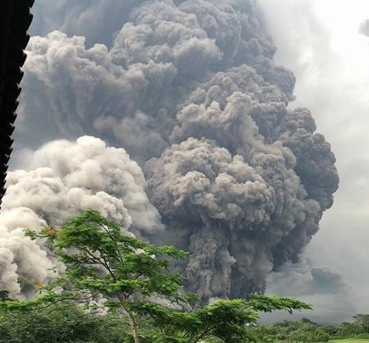 Fuerte caída de ceniza en diferentes departamentos por erupción del Volcán de Fuego