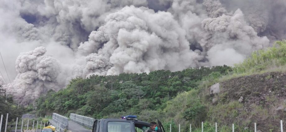 Dos personas más, víctimas de erupción del volcán de Fuego fueron identificadas por INACIF