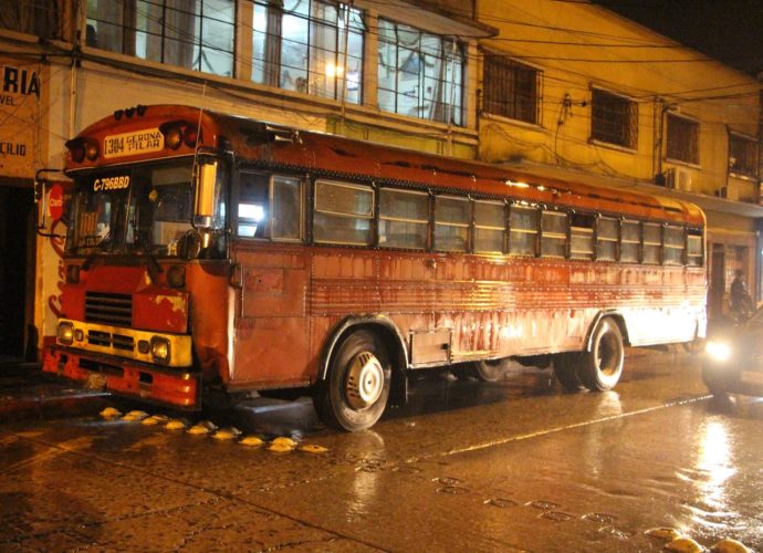 PILOTO Y AYUDANTES DE BUS RUTA 101 CAPTURADOS POR AGREDIR A UNA MUJER