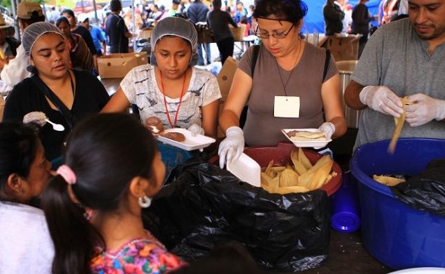 102 familias albergadas en Alotenango reciben atención del Gobierno