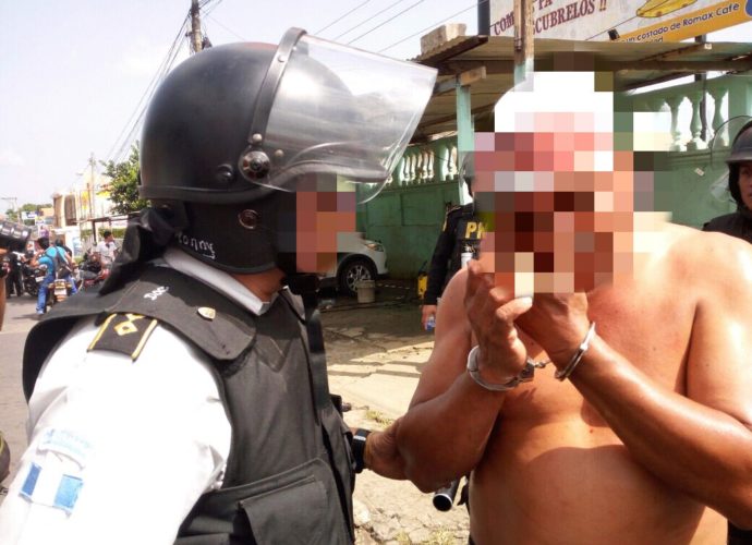 LA PNC REPORTA CAPTURAS DURANTE DESALOJO EN BLOQUEO EN COATEPEQUE, QUETZALTENANGO