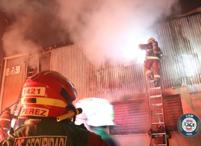 MADRUGADA: SE REGISTRÓ INCENDIO EN HANGAR DE AEROPUERTO LA AURORA