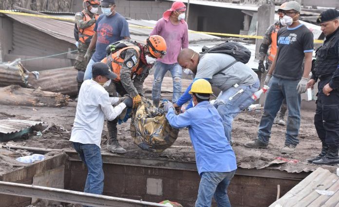Cuerpos de socorro no se rinden y logran recuperar cuatro cuerpos de víctimas del Volcán de Fuego