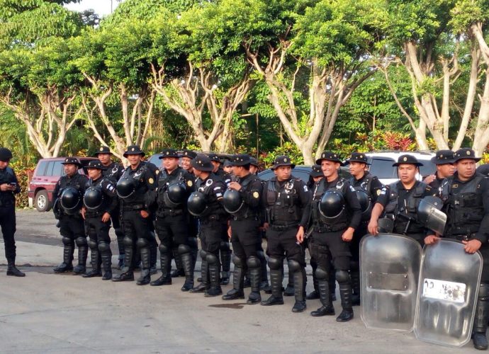 POLICÍA NACIONAL CIVIL DESALOJA A MANIFESTANTES EN COATEPEQUE