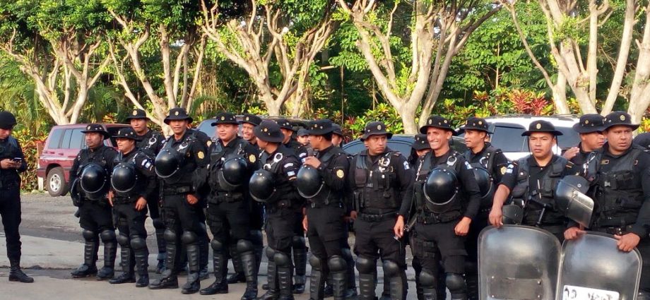 POLICÍA NACIONAL CIVIL DESALOJA A MANIFESTANTES EN COATEPEQUE