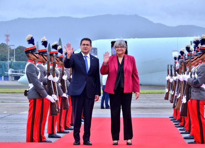 PRESIDENTE DE HONDURAS, JUAN ORLANDO HERNÁNDEZ, ARRIBA A GUATEMALA PARA CITA MULTILATERAL CON VICEPRESIDENTE DE EE.UU.