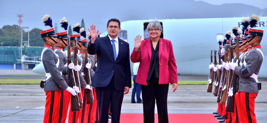 PRESIDENTE DE HONDURAS, JUAN ORLANDO HERNÁNDEZ, ARRIBA A GUATEMALA PARA CITA MULTILATERAL CON VICEPRESIDENTE DE EE.UU.