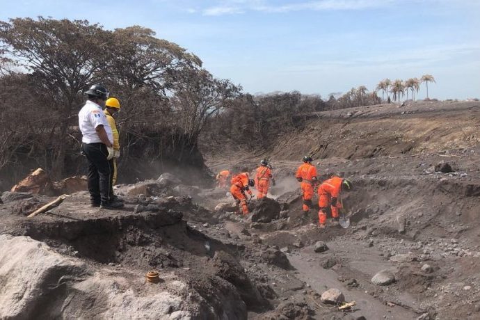 Brigadas de rescate continúan búsqueda de víctimas de la erupción del volcán de Fuego