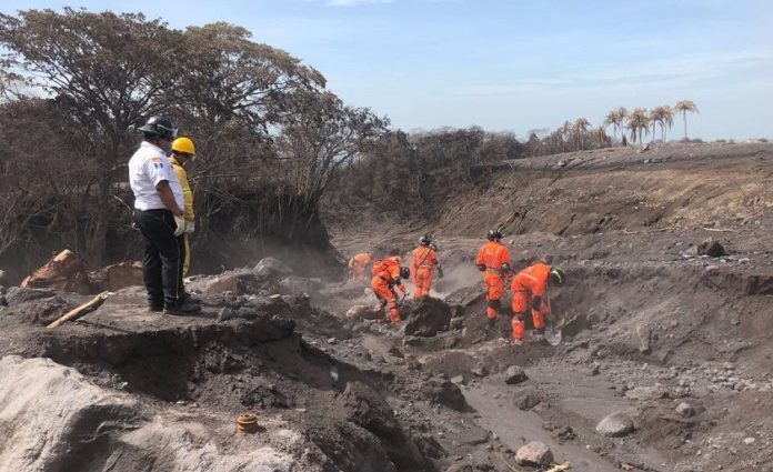 Brigadas de rescate continúan búsqueda de víctimas de la erupción del volcán de Fuego