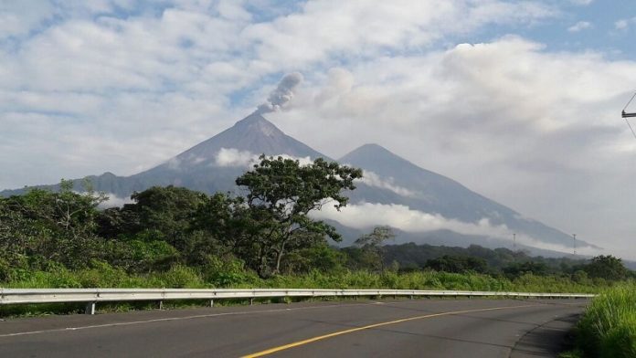 Este martes Volcán de Fuego presenta descensos de flujos piroclásticos y columnas de ceniza