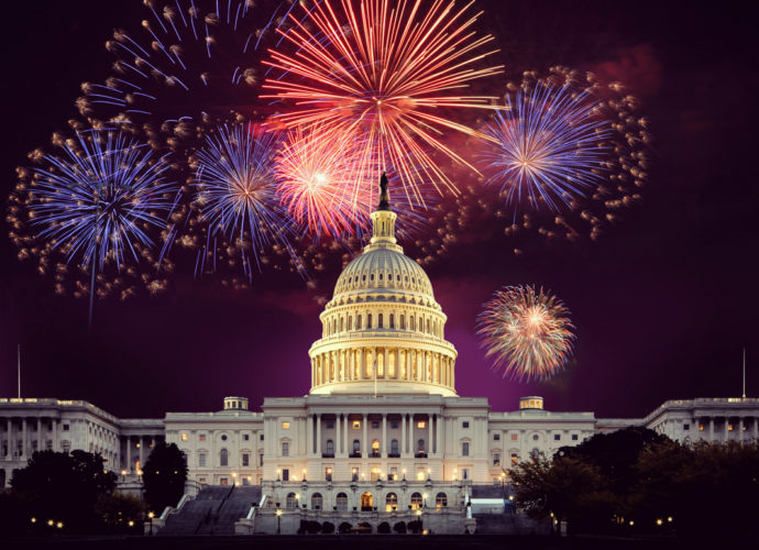 En Independencia EE. UU. los fuegos artificiales iluminan el firmamento el 4 de Julio