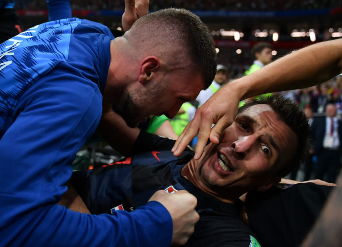 La euforia de Croacia, desde adentro: todas las postales del fotógrafo arrollado en el alocado festejo del gol de Mandzukic