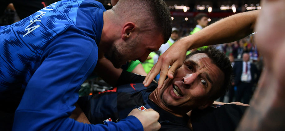 La euforia de Croacia, desde adentro: todas las postales del fotógrafo arrollado en el alocado festejo del gol de Mandzukic