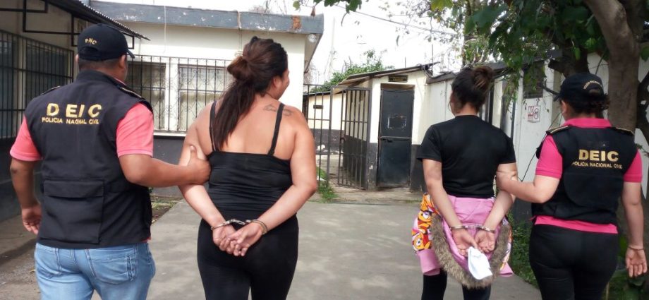 Dos mujeres capturadas cuando cobraban Q.10 mil de extorsión en Villa Nueva