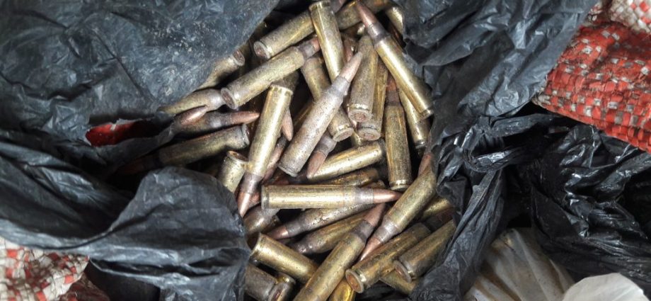 En allanamientos PNC incauta municiones para fusil y teléfonos celulares