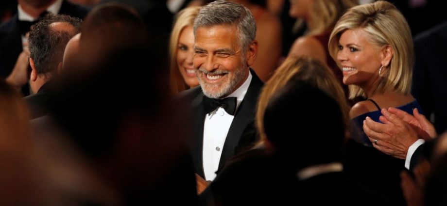 El actor George Clooney sufre lesiones leves en un accidente de moto en Italia: Ansa