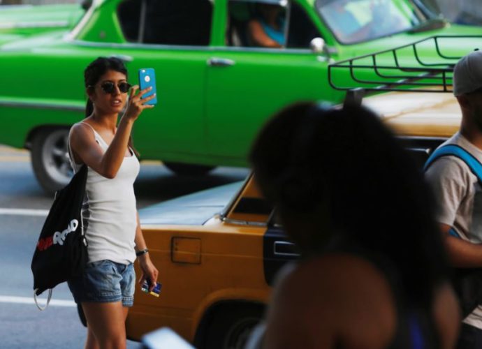 Cuba implementa acceso a Internet desde teléfonos móviles