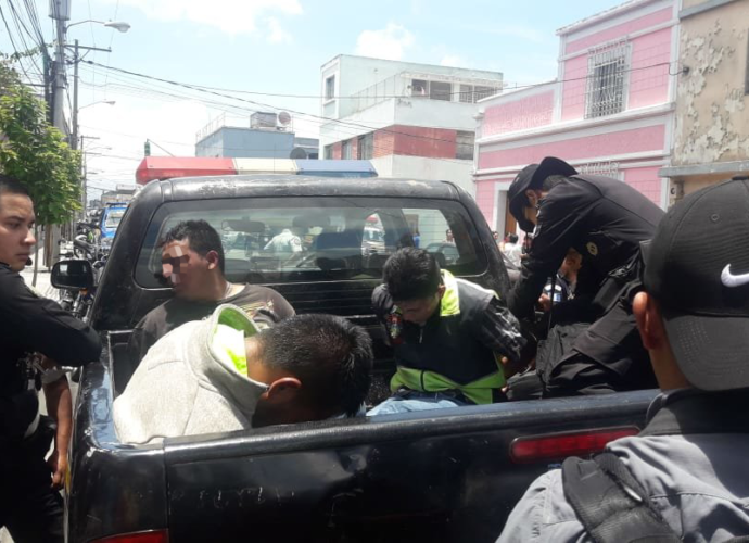 PNC evita robo a vivienda al capturar a hombres con uniformes de la municipalidad de Guatemala
