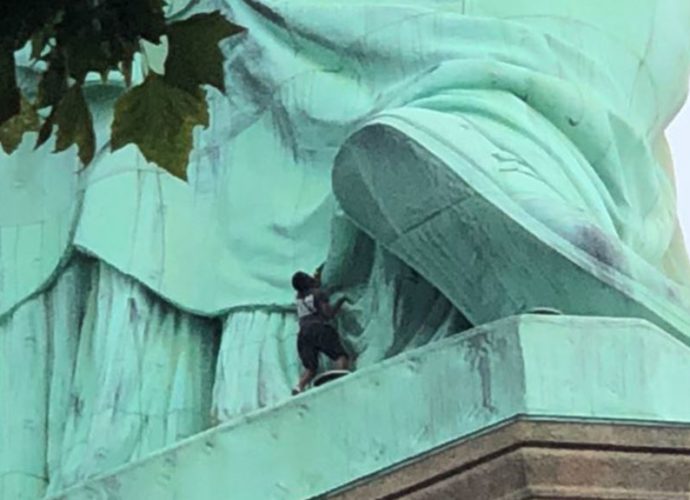 EE.UU. Manifestante arrestada en Estatua de la Libertad será procesada