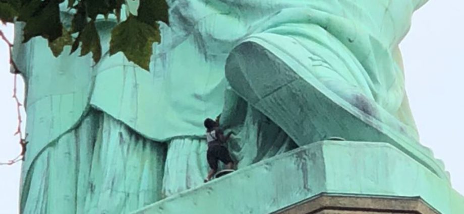 EE.UU. Manifestante arrestada en Estatua de la Libertad será procesada