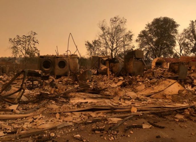 California, EE.UU.: Incendios dejan 9 desaparecidos y 2 bomberos fallecidos