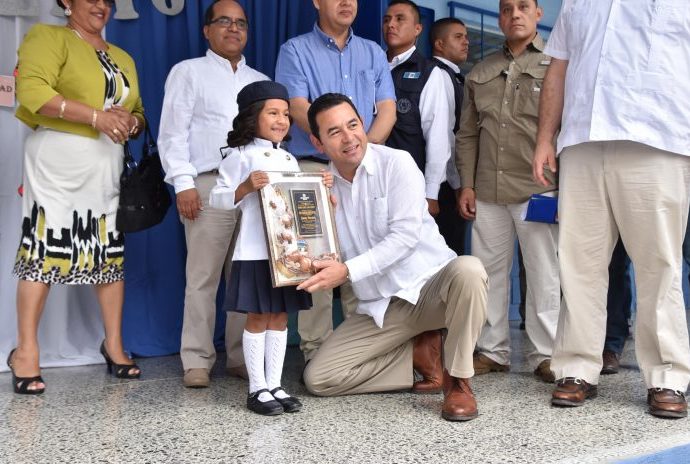 Inversión de 170 millones de quetzales para remozar 1.200 escuelas es anunciada por el Presidente de Guatemala
