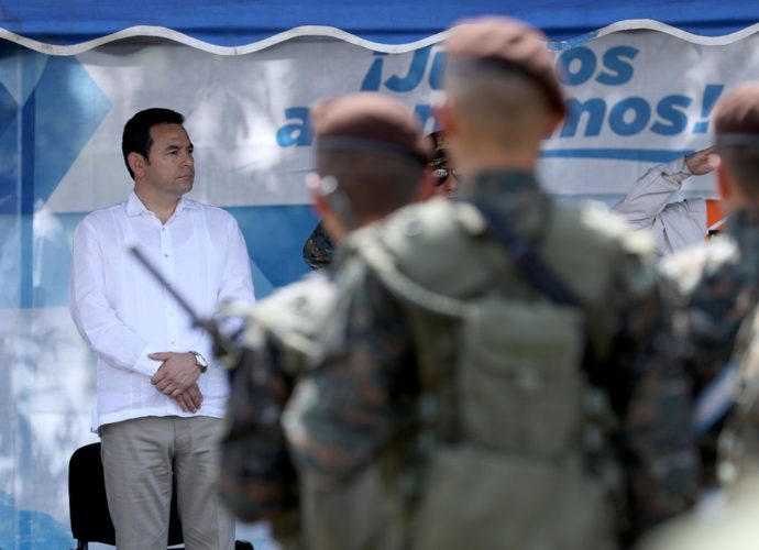 Presidente Morales reconoce la labor de rescatistas en emergencia del volcán de Fuego