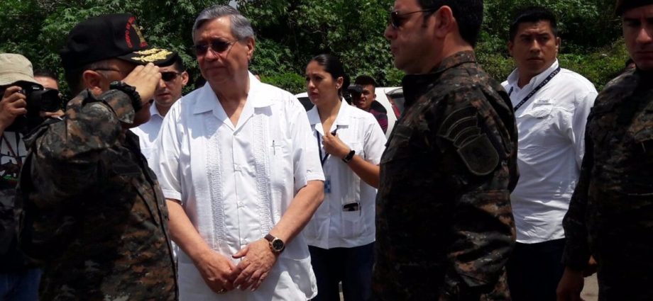 Presidente Morales reconoce la labor del Ejército de Guatemala por ayuda a damnificados del volcán de Fuego