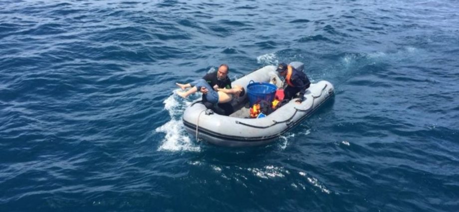 Naufragio de barco turístico en Tailandia deja 21 muertos