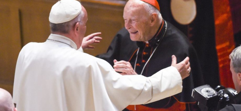 Papa acepta reununcia del caldenal McCarrick por escándalo de abuso sexual