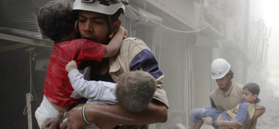 Como un “gesto humanitario” Israel rescató a voluntarios sirios varados en la frontera