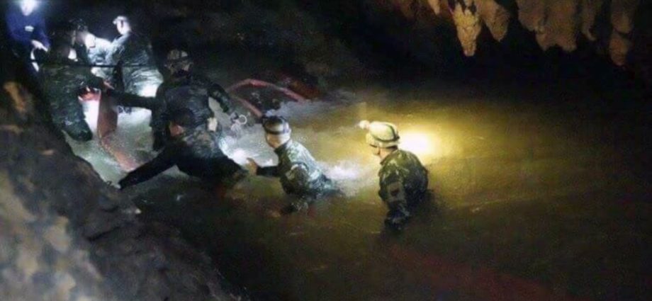 VIDEO: Lucha contrarreloj para salvar a niños atrapados en cueva en Tailandia