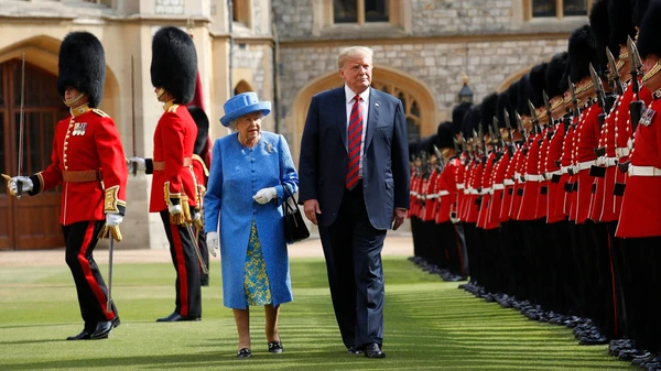 Donald Trump y su esposa Melania son recibidos por Isabel II en el castillo de Windsor